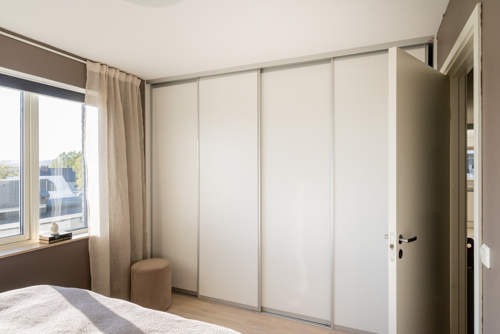 Videre er det godt med oppbevaringsmuligheter i praktisk skyvedørsgarderobe! Galleribilde