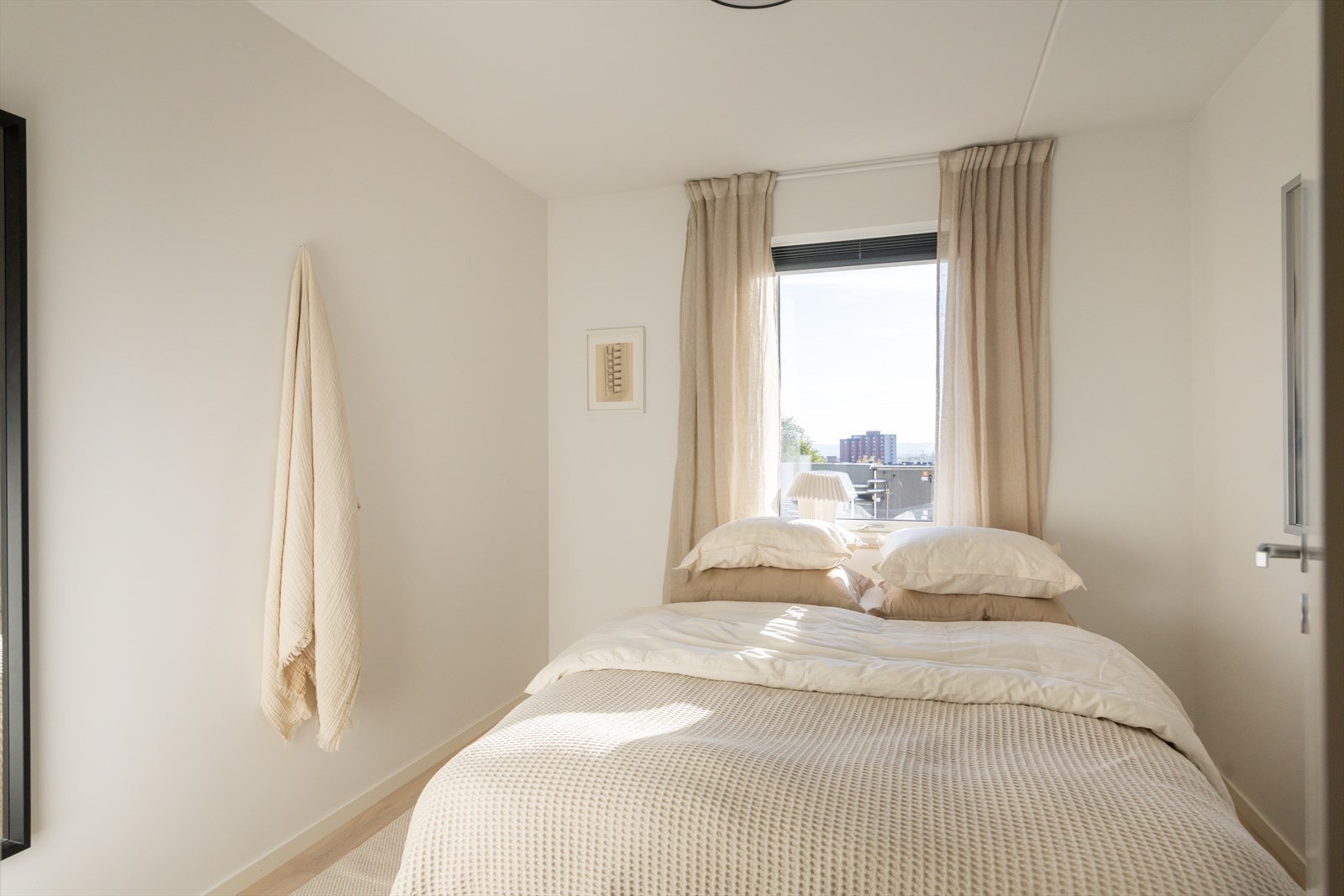 Soverom 3 - Dette soverommet er også av god størrelse med plass til seng og garderobe. Galleribilde