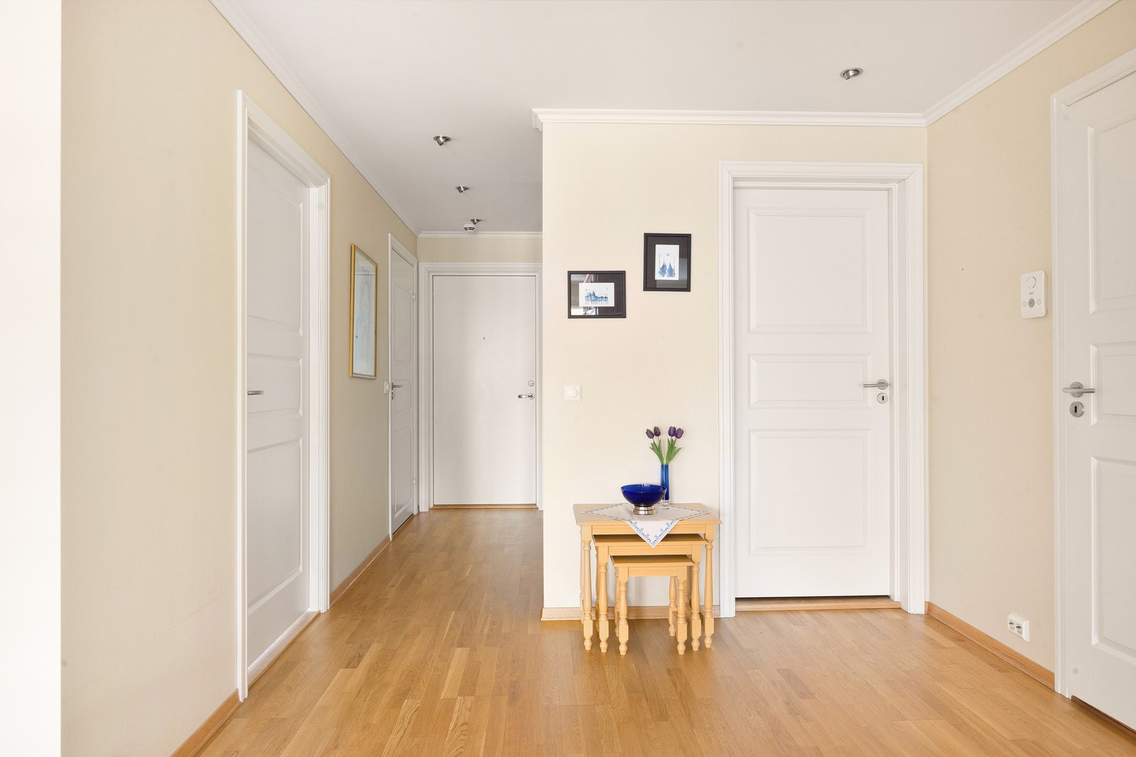 Romslik entré med skyvedørsgarderobe Galleribilde