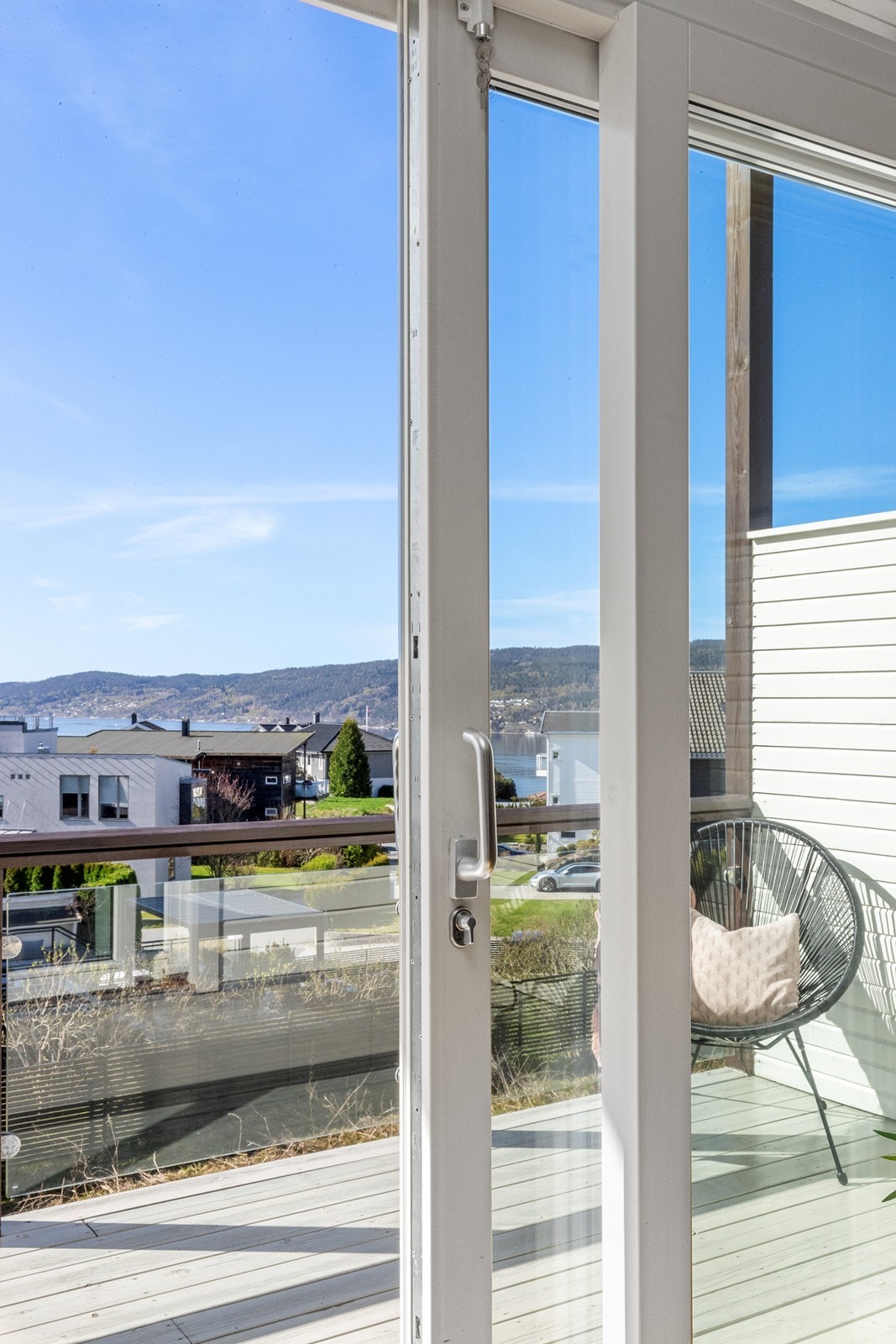 Solid skyvedør i tre med 2-lags glass. Galleribilde
