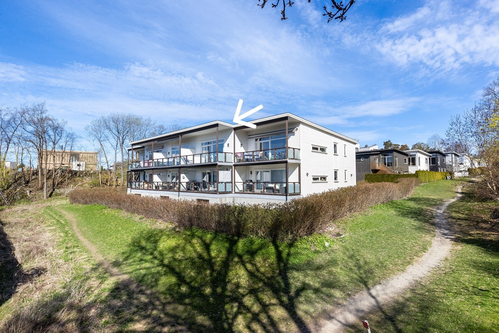Eiendommen ligger skjermet til, med kyststien rett utenfor som leder til flotte strender og turområder. Galleribilde