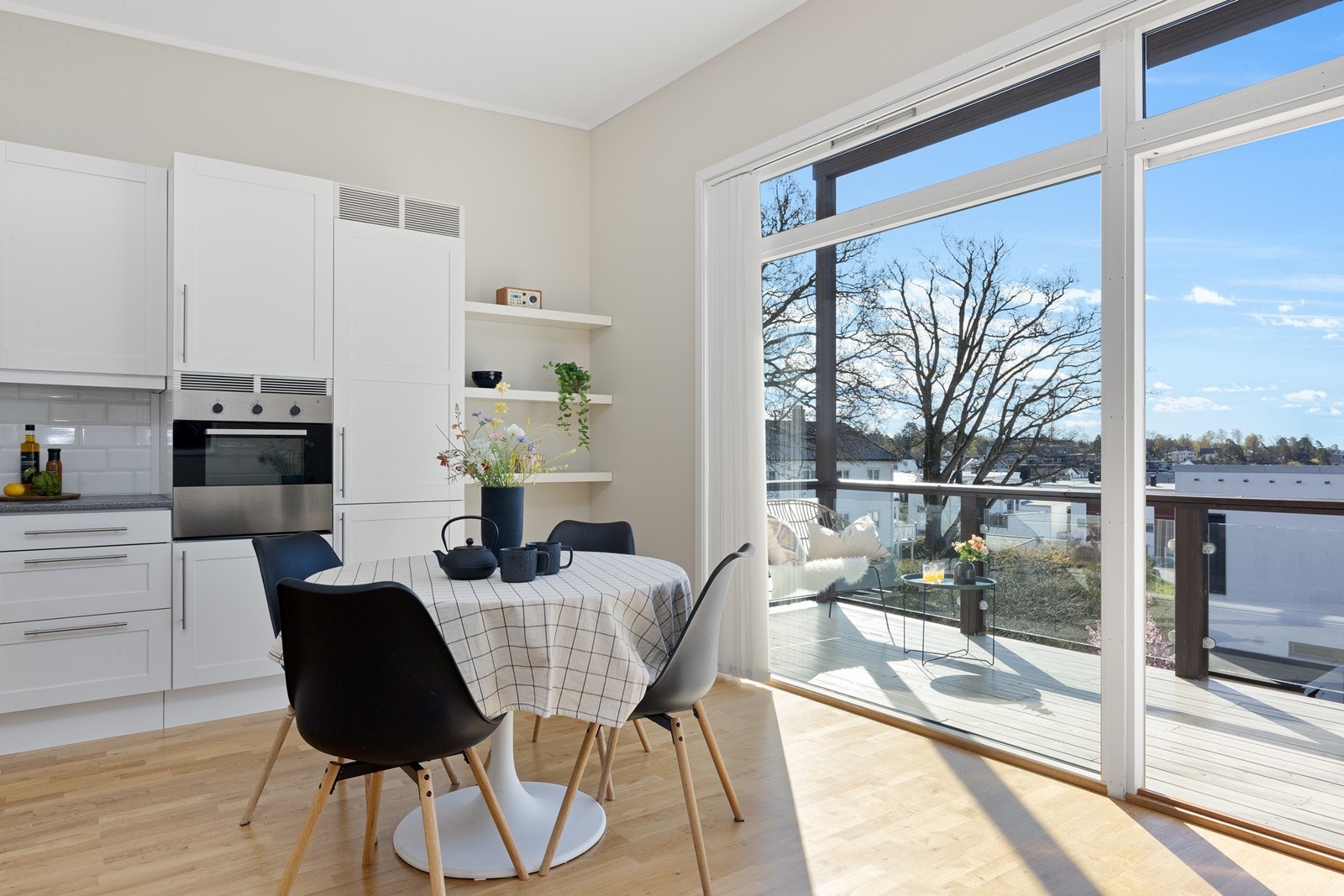 Spiseplassen er praktisk plassert ved skyvedøren, som gir direkte utgang til den sydvendte balkongen. Galleribilde