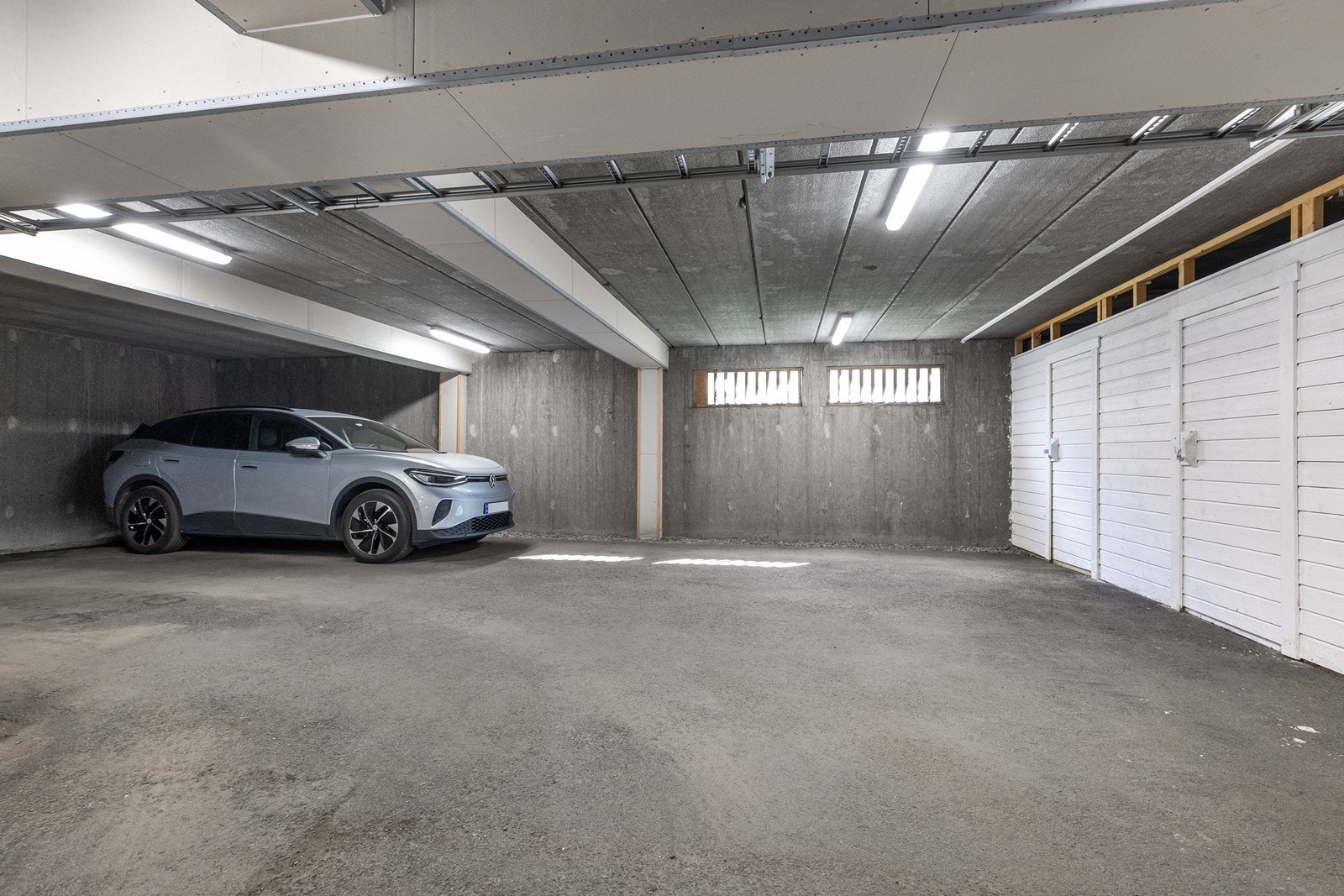 Det medfølger egen parkeringsplass og en sportsbod på 6 m² i felles garasjeanlegg. Galleribilde