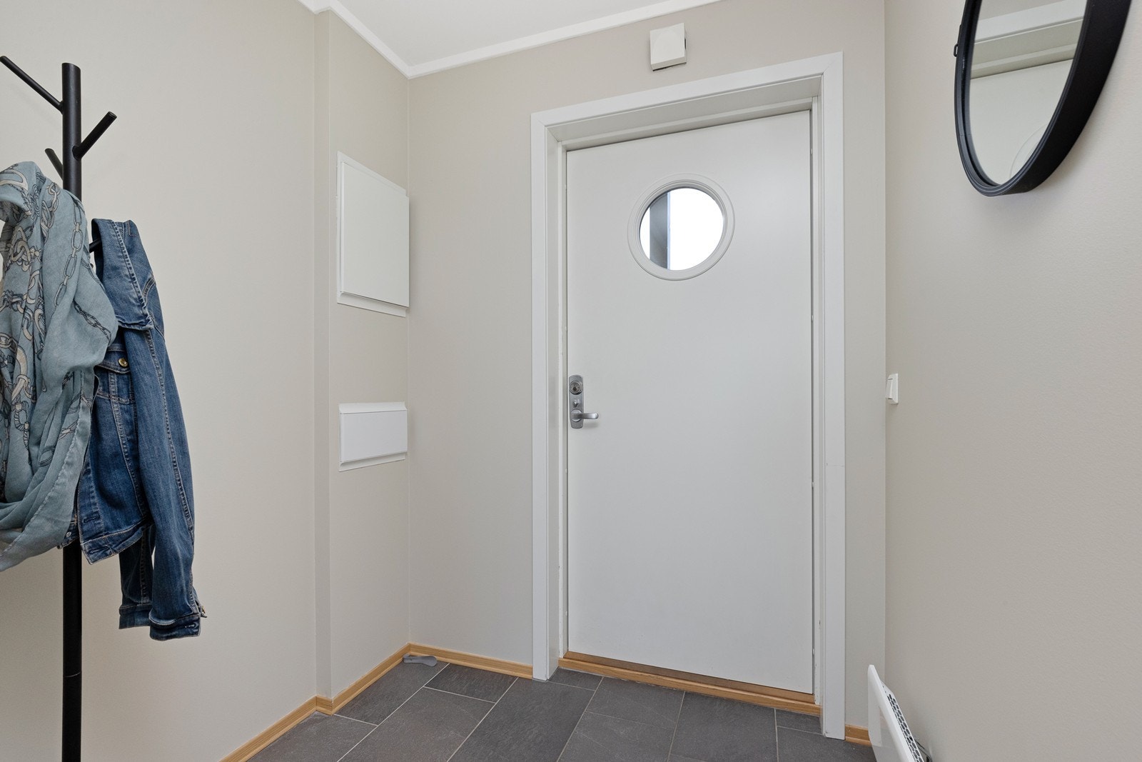 Entré med flislagt gulv og plass til yttertøy. Sikringsskapet er utstyrt med automatsikringer. Galleribilde