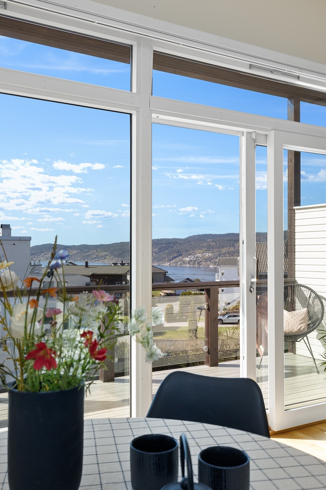 Utsikten kan nytes fra både stuen og balkongen. Galleribilde