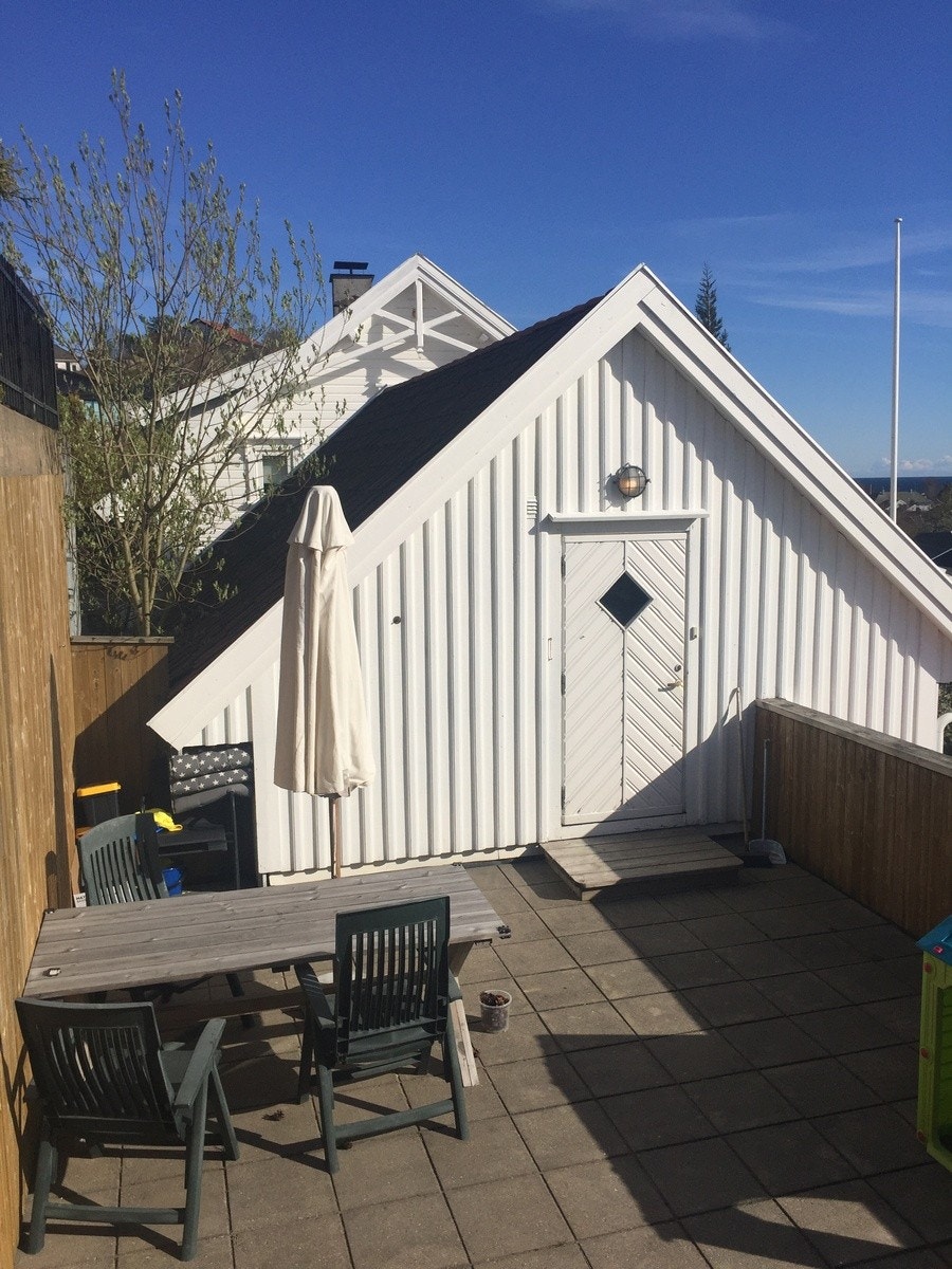 Inngang ned trapp fra Kuholmsveien/parkeringsplass Galleribilde