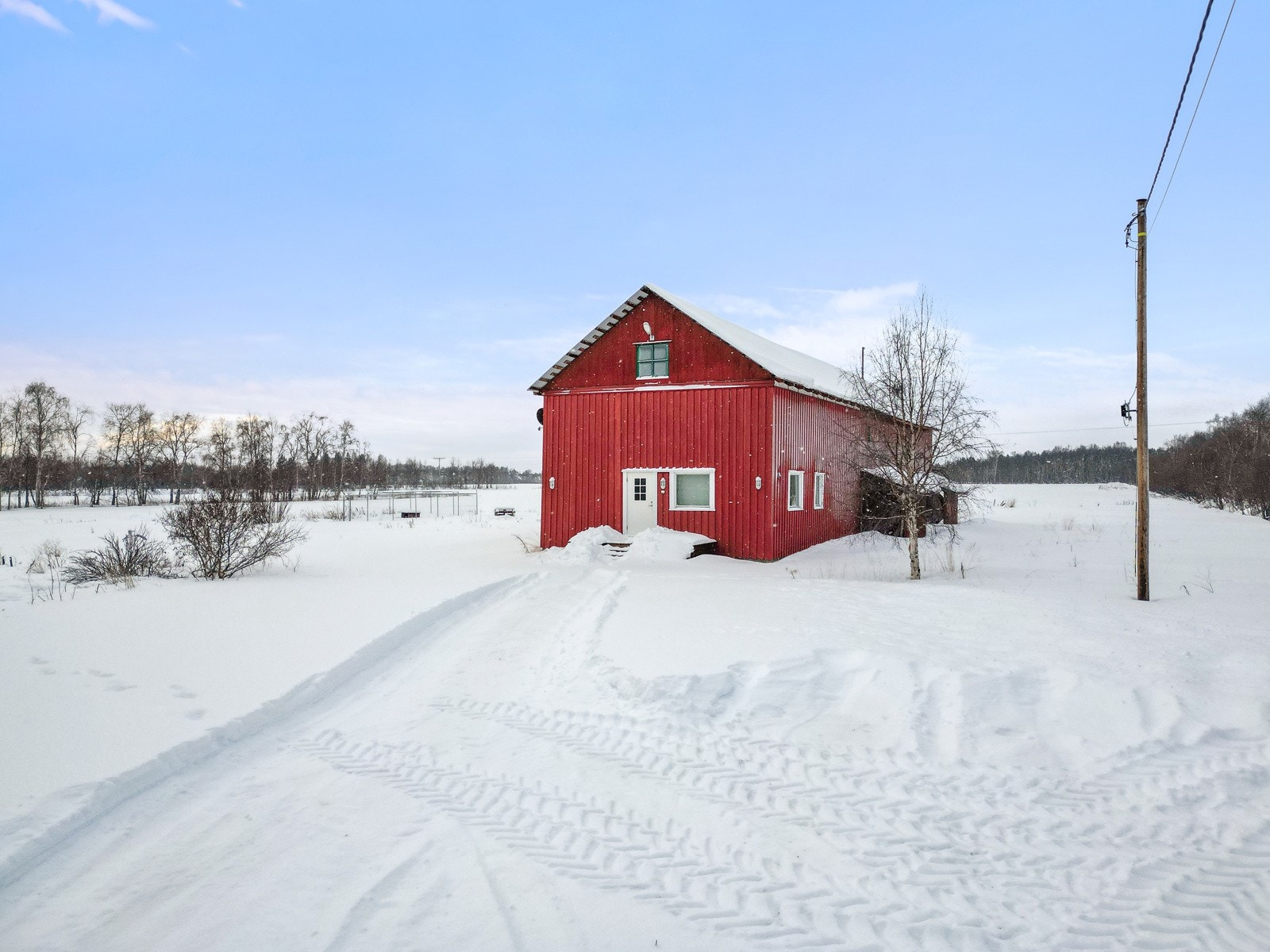 I låven er det etablert en lys og trivelig leilighet, men denne er ikke omsøkt eller godkjent som boenhet Galleribilde