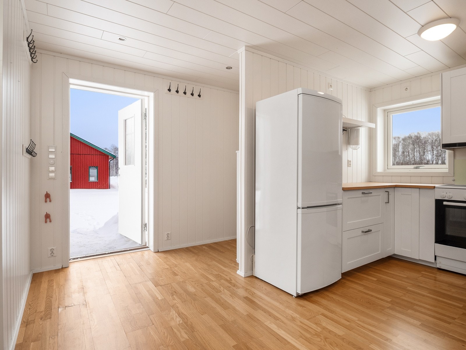 Leiligheten er lys og innbydende med store vindusflater Galleribilde