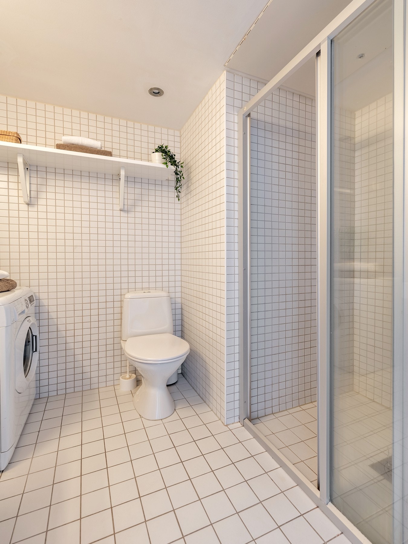 Flislagt bad/wc med dusjnisje Galleribilde