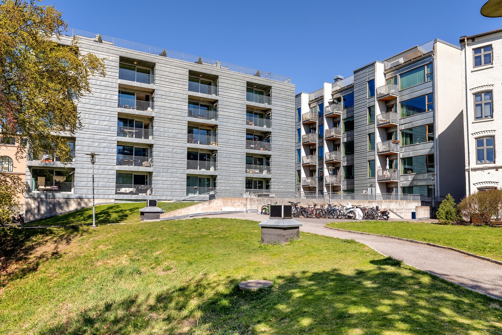 Inngang til leiligheten fra felles bakgård Galleribilde