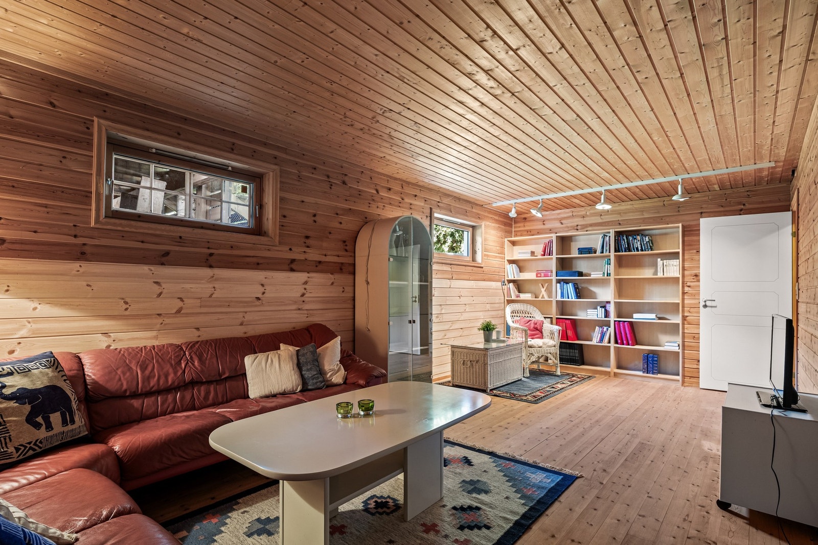 Kjellerstuen har naturlig panel på veggene og i himlingen, og rommet har originalt heltregulv Galleribilde