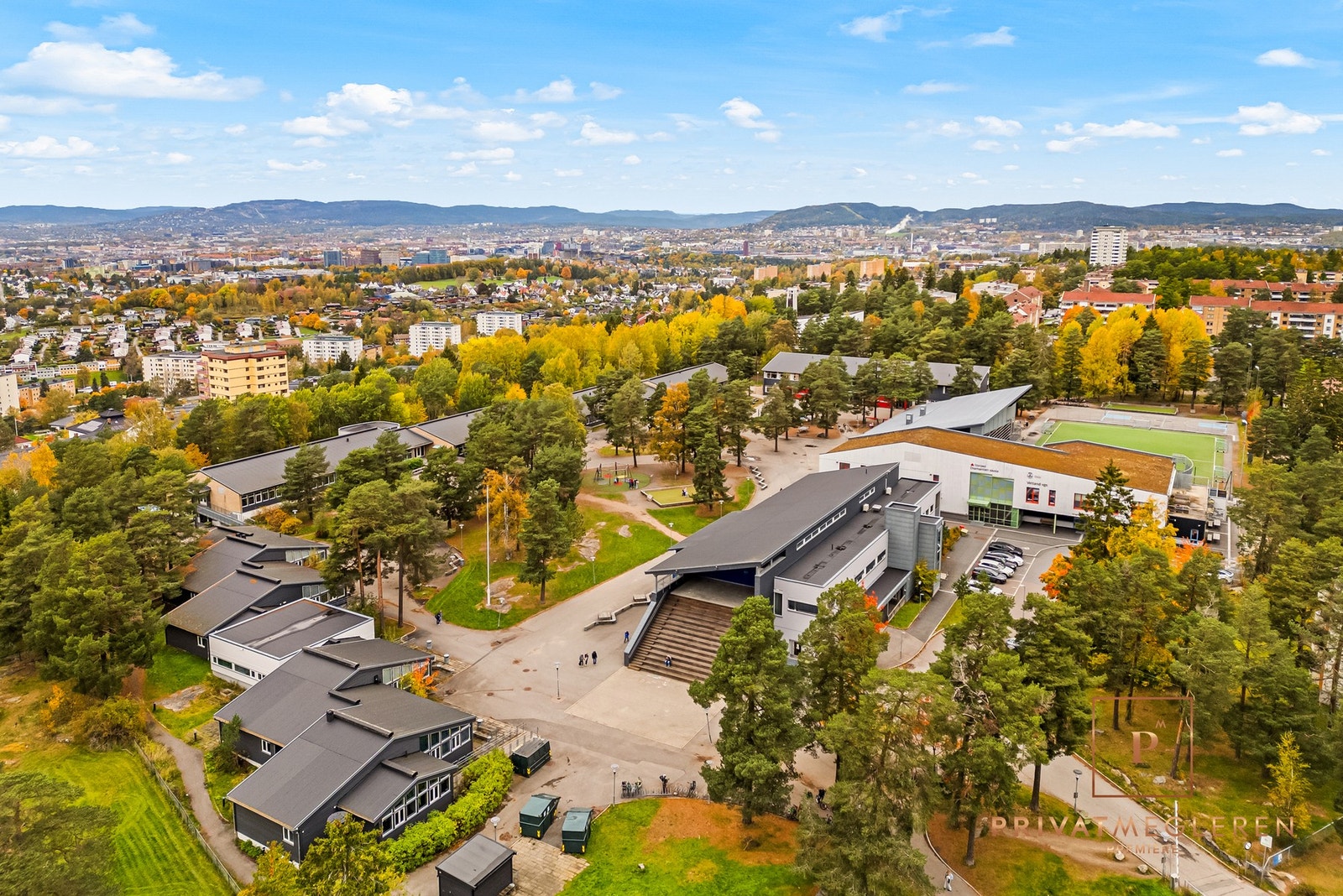 Ca. 10 minutters gange til Oppsal skole med 1.-10. trinn Galleribilde