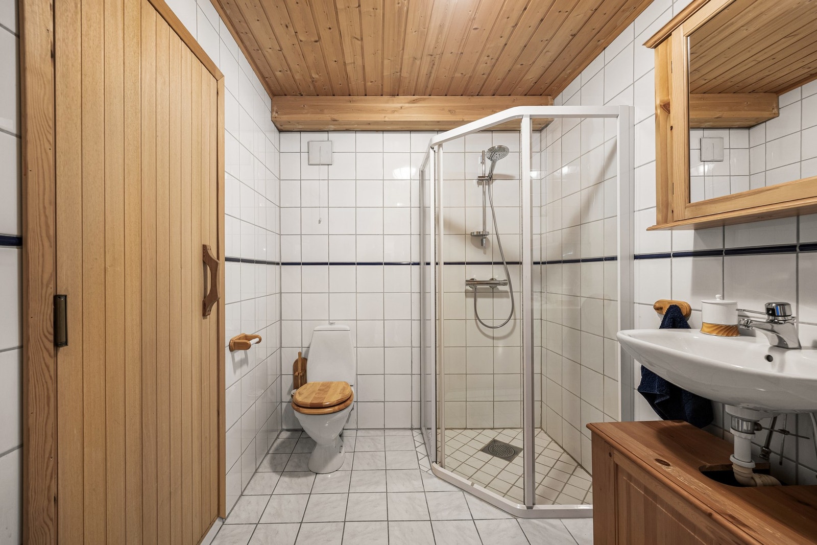 I kjelleren er det et helfliset bad/wc med en tilliggende badstue Galleribilde