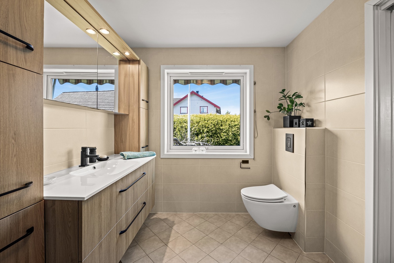 Badet i første etasje ligger i suiteløsning med hovedsoverommet, og ble rehabilitert i 2012 Galleribilde