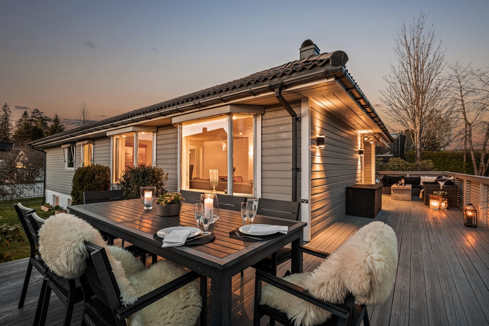 Gode solforhold nytes til det fulle på en sydvestvendt terrasse på ca. 45 kvm. Galleribilde