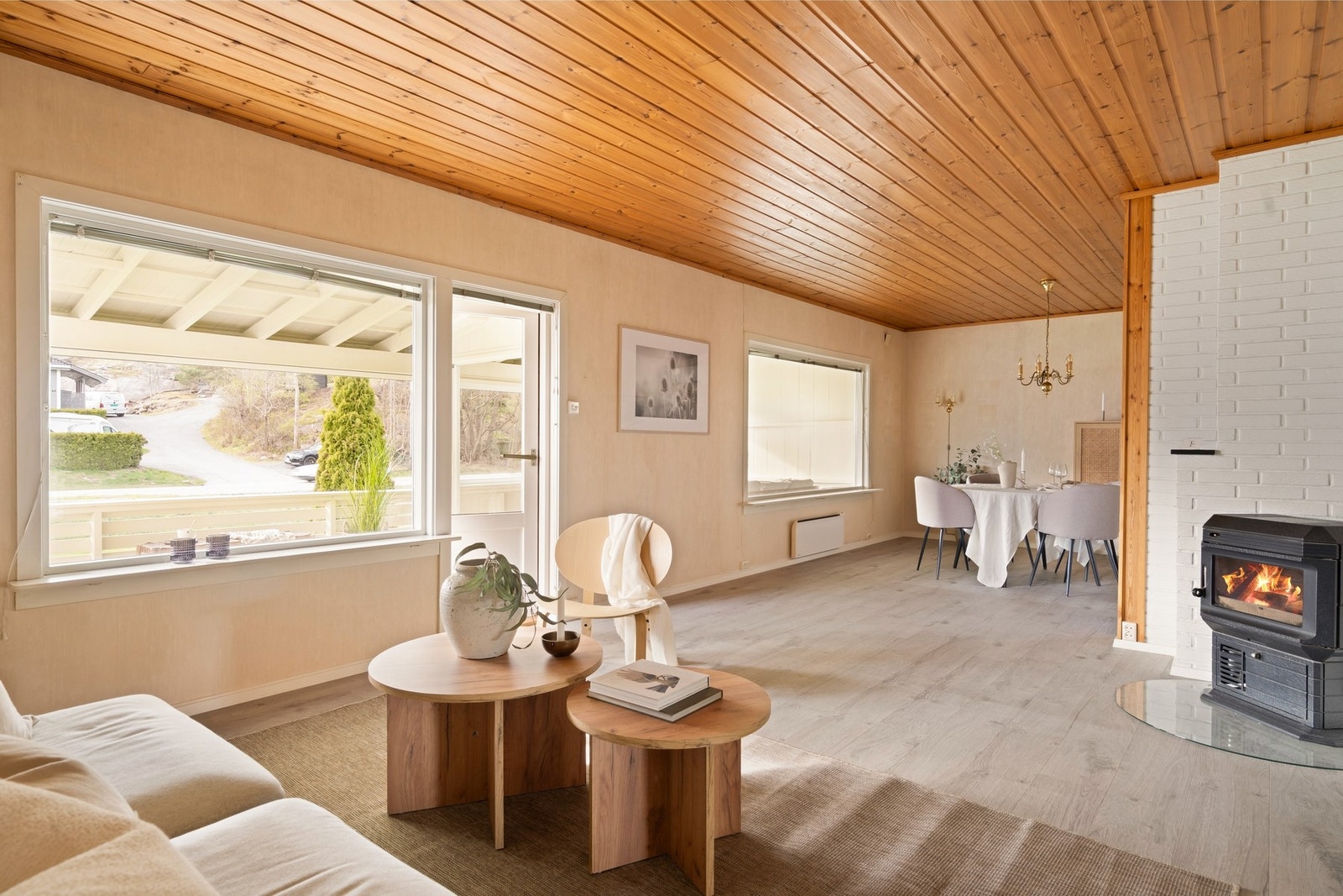 Rikelig med vindusflater i stuen Galleribilde
