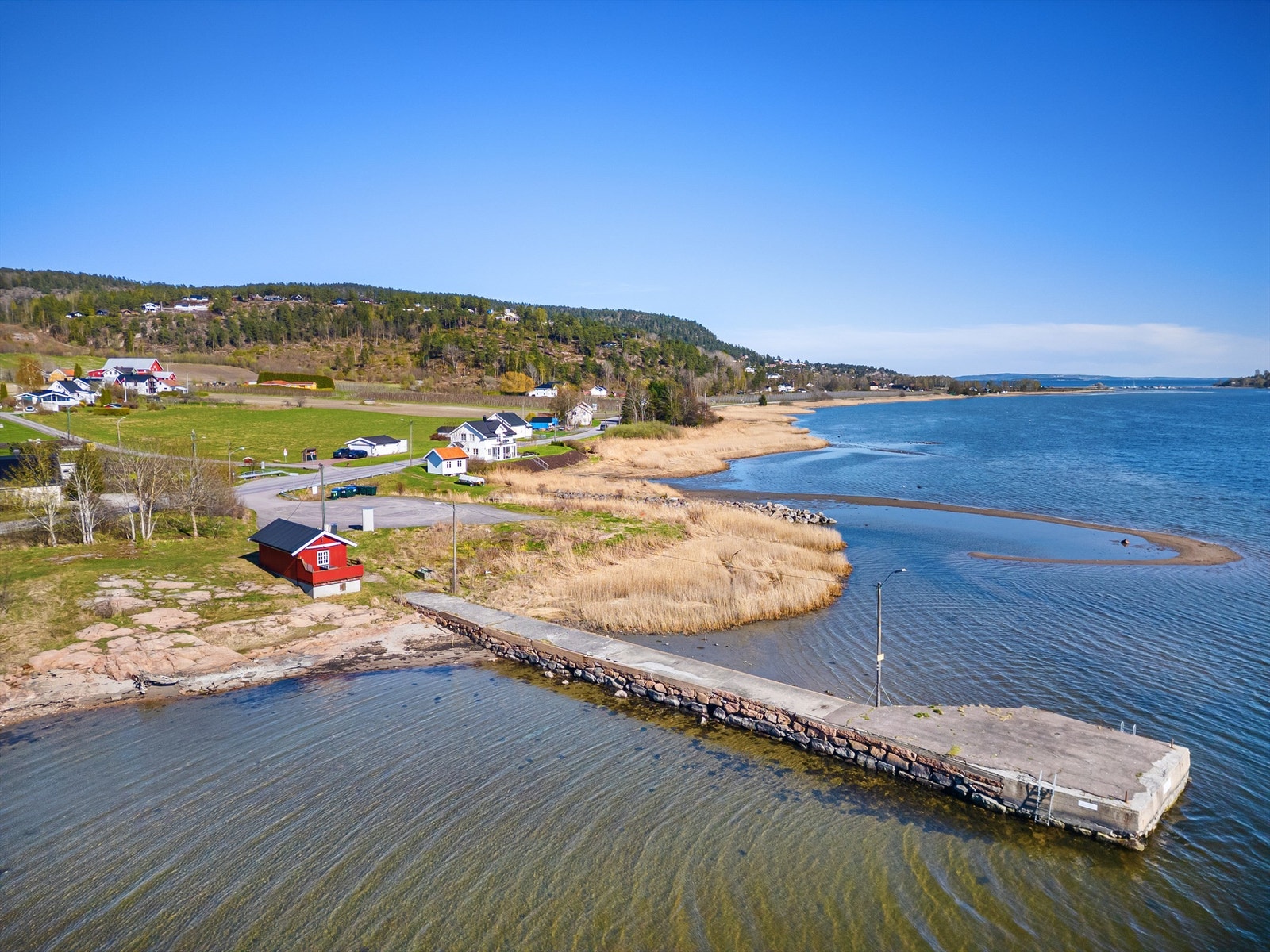 Eiendommen ligger langs fjorden med båtliv og bademuligheter. Galleribilde