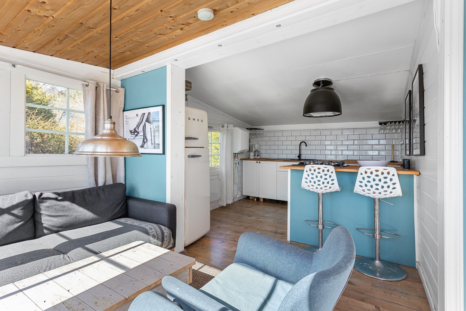 Innvendige overflater: Laminat på gulv. Malt panel og malte vegger. Malt panel og malt himling. Galleribilde