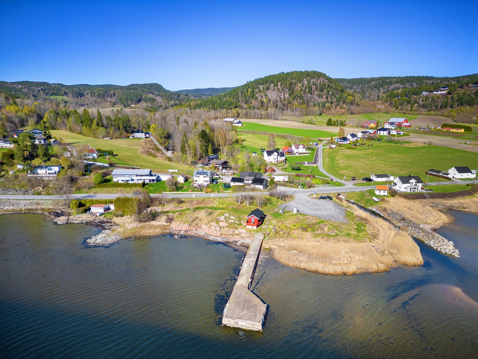 Det er ca. 25 minutters kjøring til Drammen sentrum og ca. 50 minutters kjøring til Oslo. Galleribilde