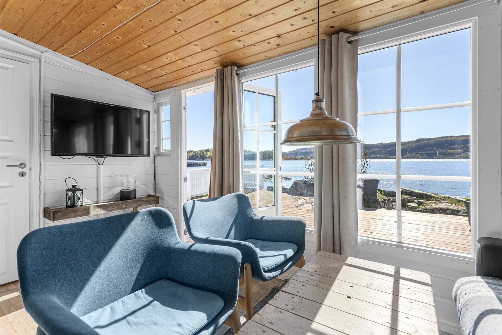 Store vindusflater med suveren fjordutsikt, i tillegg gir vinduene godt med naturlig lysinnslipp. Galleribilde