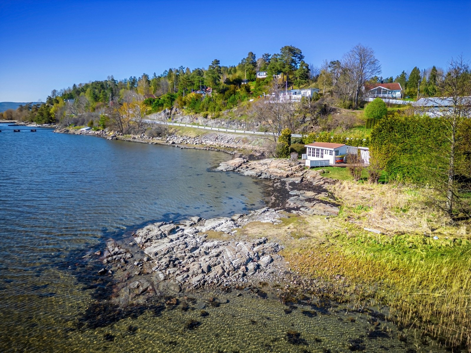 Kort vei til vakker kyststi som strekker seg helt fra Sandebukta til Berger og Svelvik. Galleribilde
