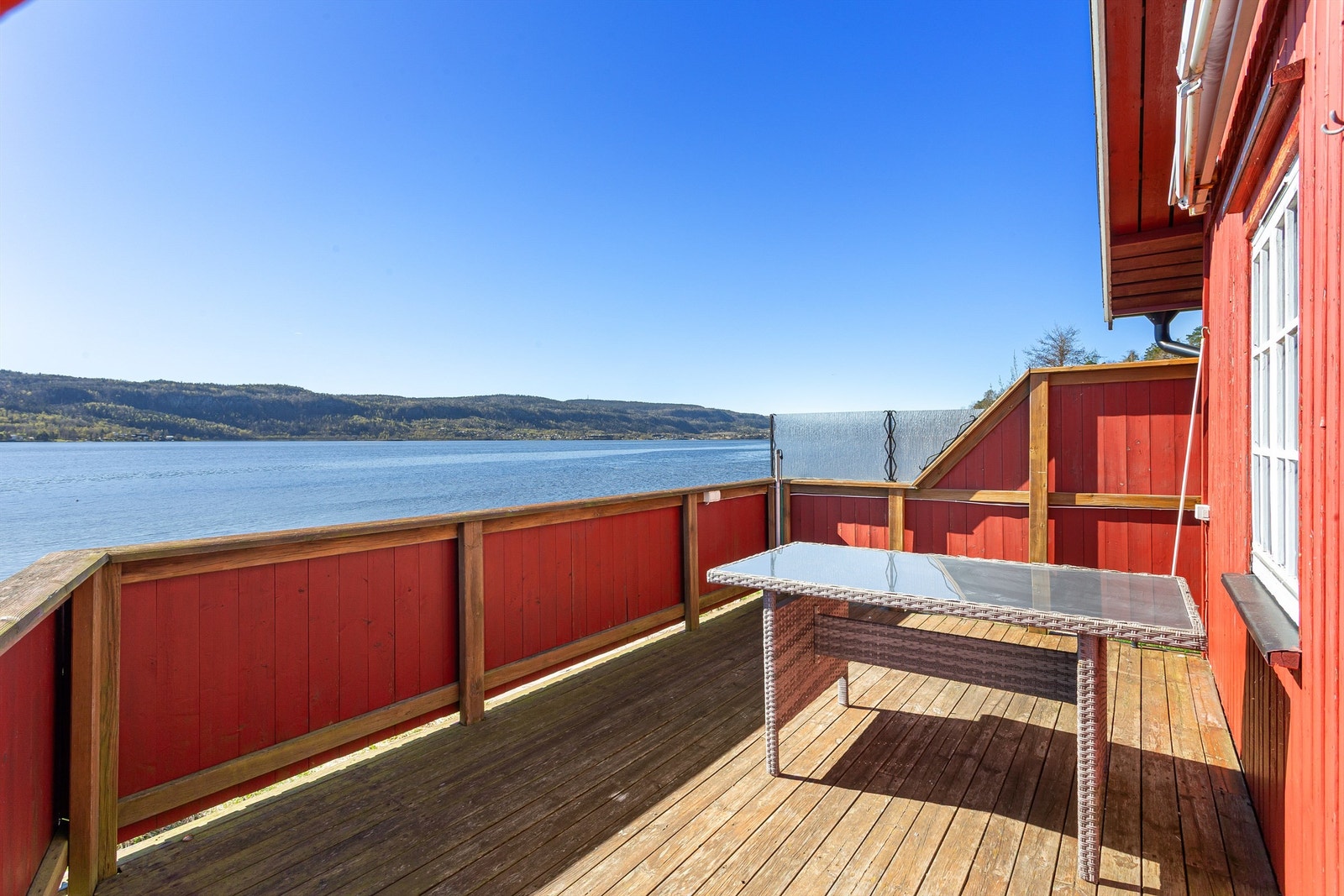 Terrasse på 16 kvm med markise i tilknytning til bygningen. Galleribilde