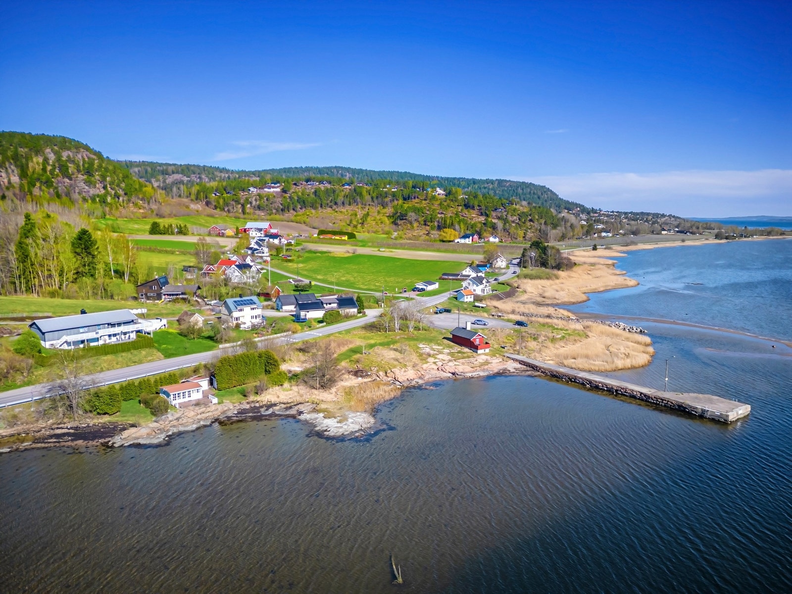 Umiddelbar nærhet til bussholdeplass langs Sandebuktveien som har forbindelse til Sande sentrum og Svelvik. Galleribilde