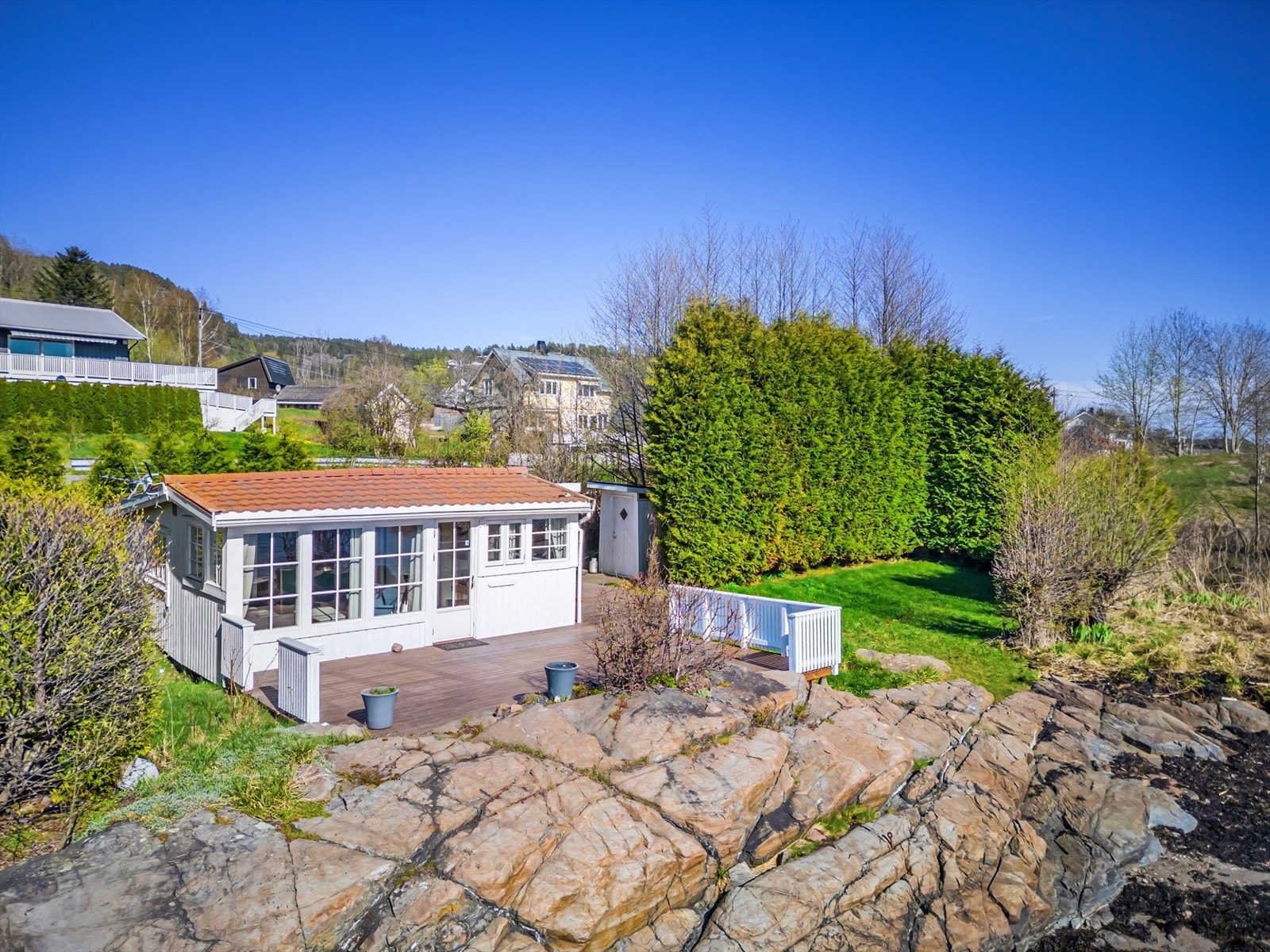 Videre er det direkte adkomst til hageområde og fjorden. Galleribilde
