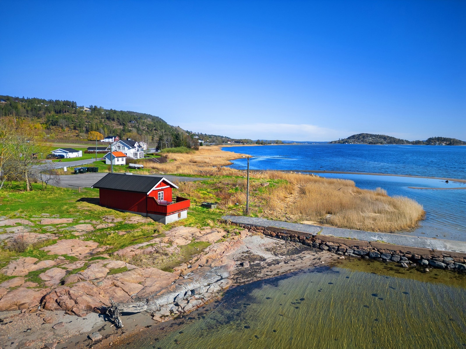 Allmenn parkering på eiendommen, som administreres og driftes av kommunen (etter inngått avtale). Galleribilde
