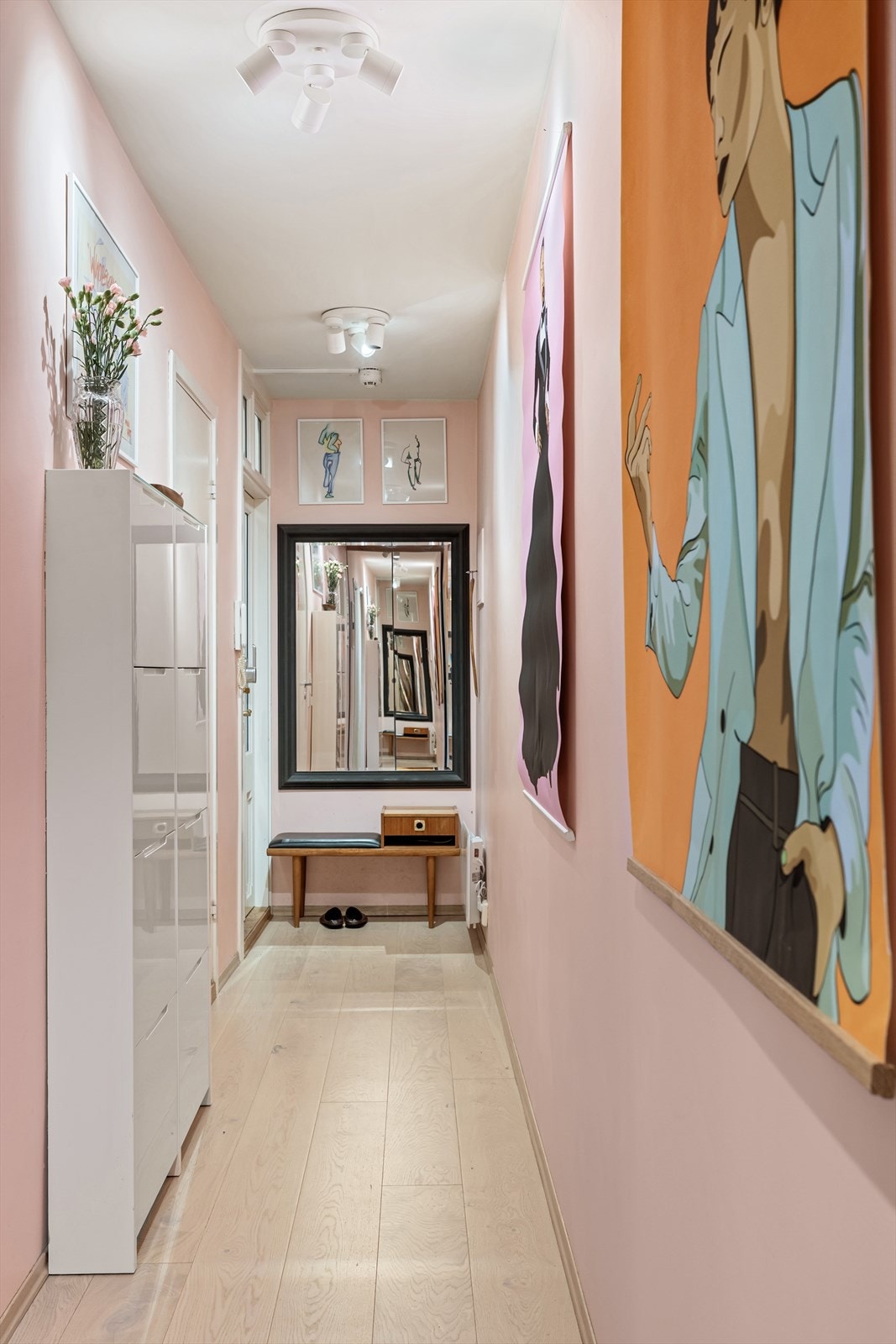Du møtes av en innbydende entré med 1-stavs hvitpigmentert eikeparkett. Galleribilde