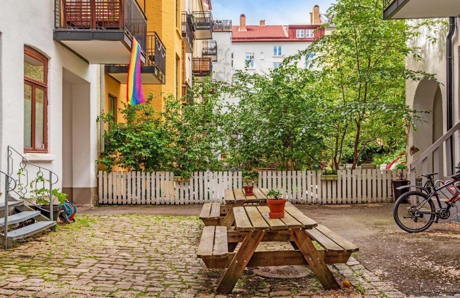 I bakgården er det sittegrupper, sykkelparkering og diverse beplanting på sommeren. Galleribilde