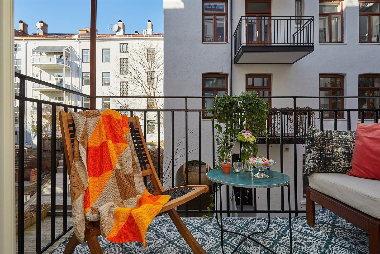 Hyggelig balkong med plass til både sittegruppe og diverse beplantning. Galleribilde