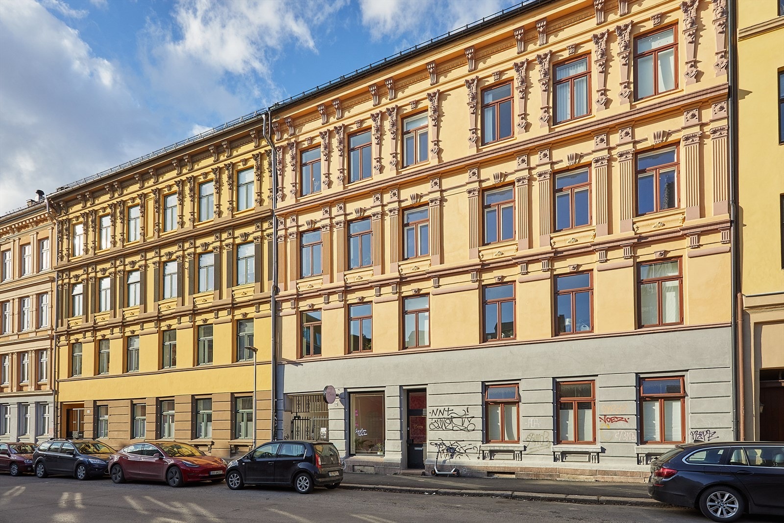 Leiligheten ligger i en klassisk bygård fra 1898 med mye historie! Galleribilde
