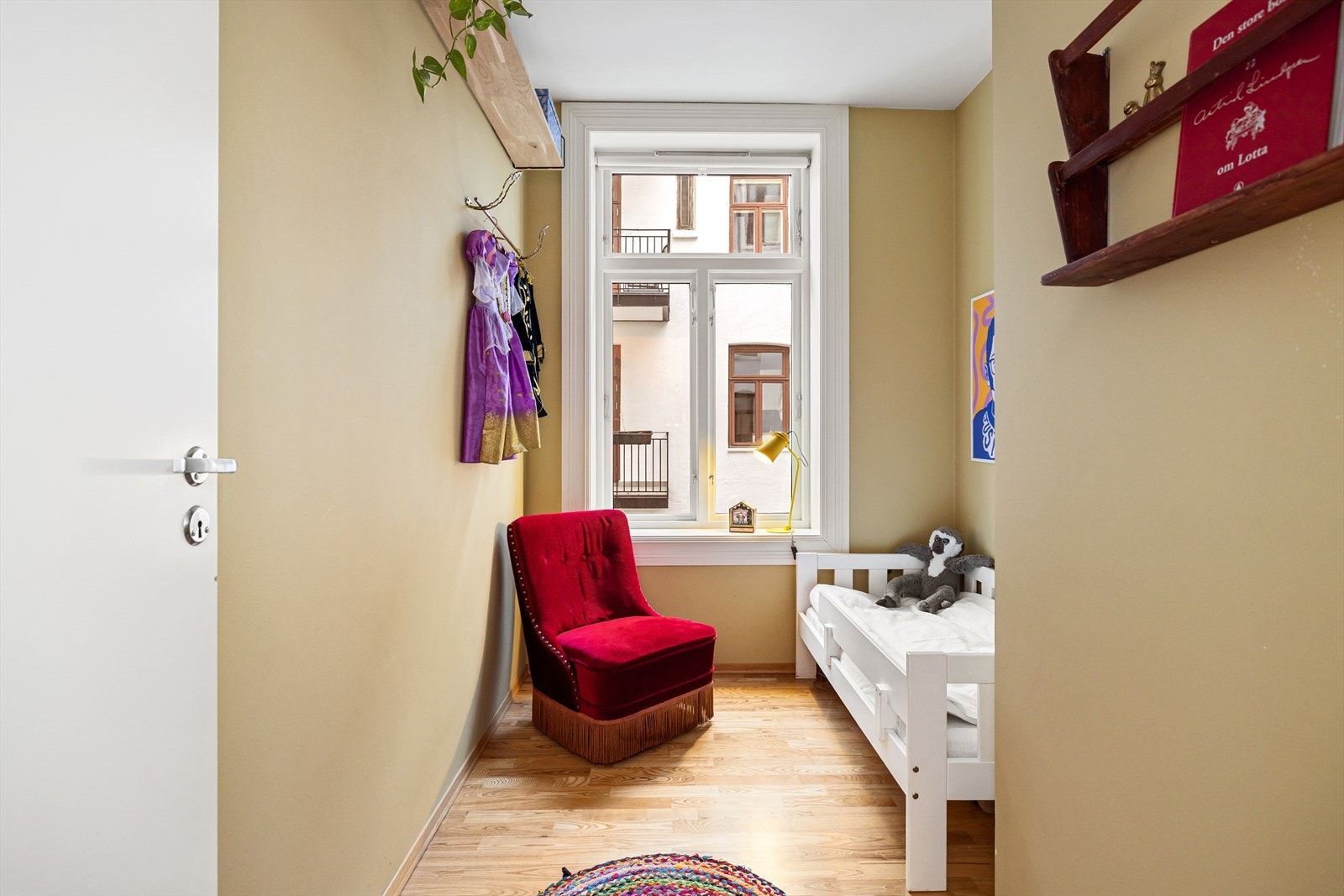 Soverom 2 er i dag innredet som barnerom. Også dette rommet har plass til seng og garderobe om ønskelig. Galleribilde