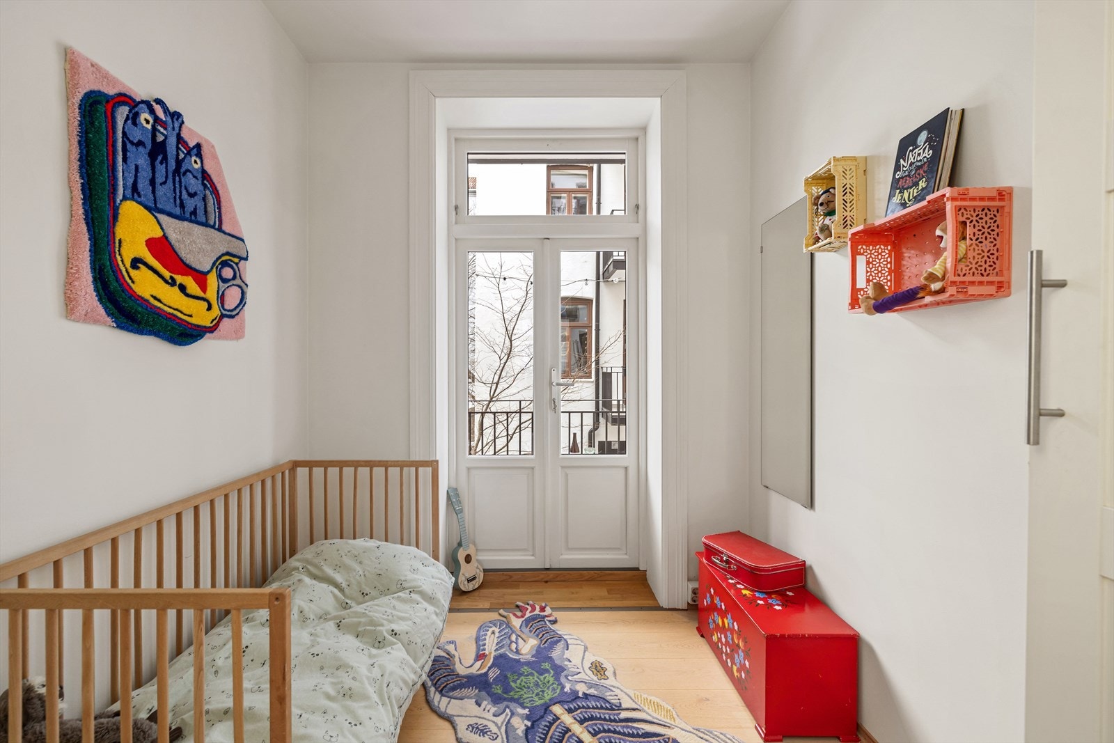 Det tredje soverommet har 1-stavs eikeparkett og direkte utgang til balkongen. Galleribilde