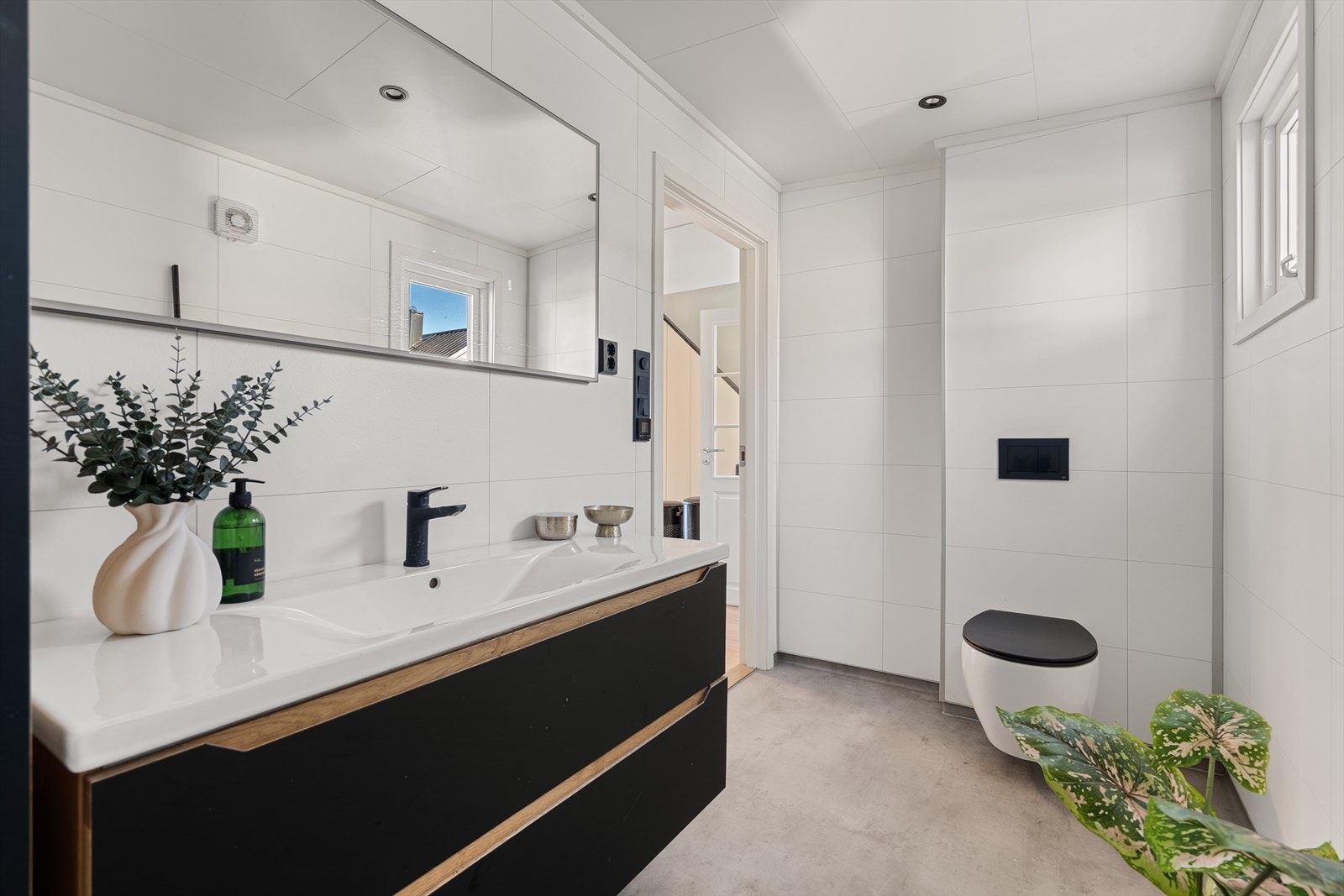 Lyst bad med varmekabler og vindu. Galleribilde
