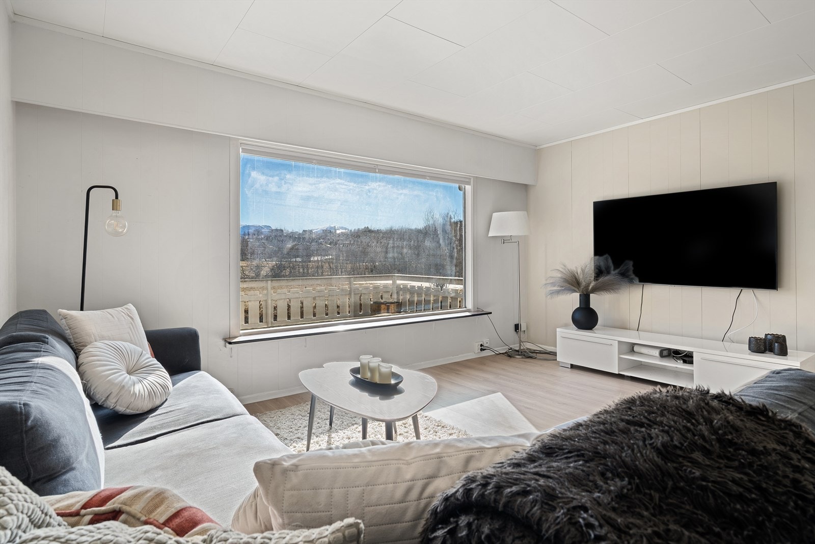 Stor vindusflate som slipper inn rikelig med naturlig lys. Galleribilde