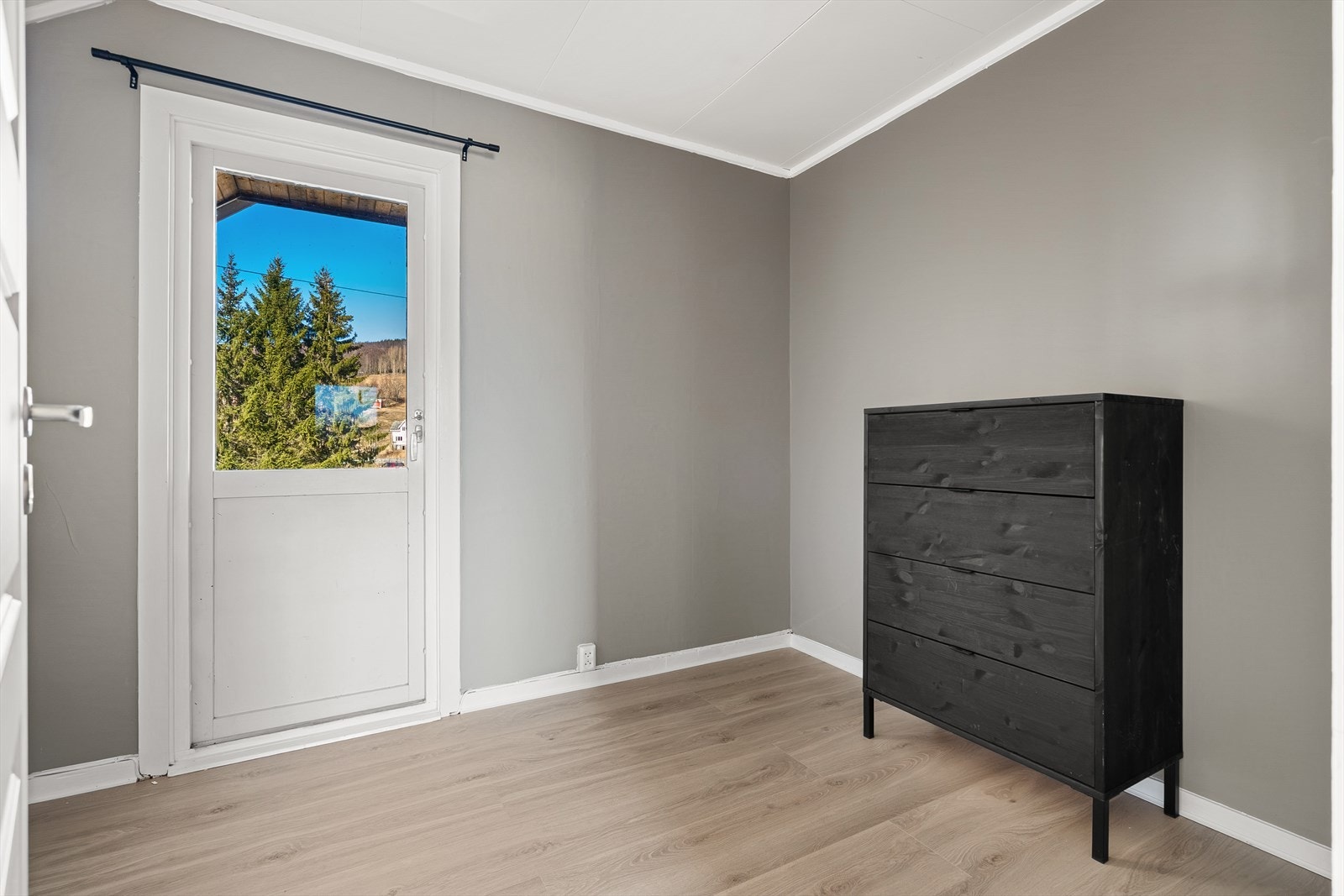 Soverom med utgang til balkongen på fremsiden av huset Galleribilde