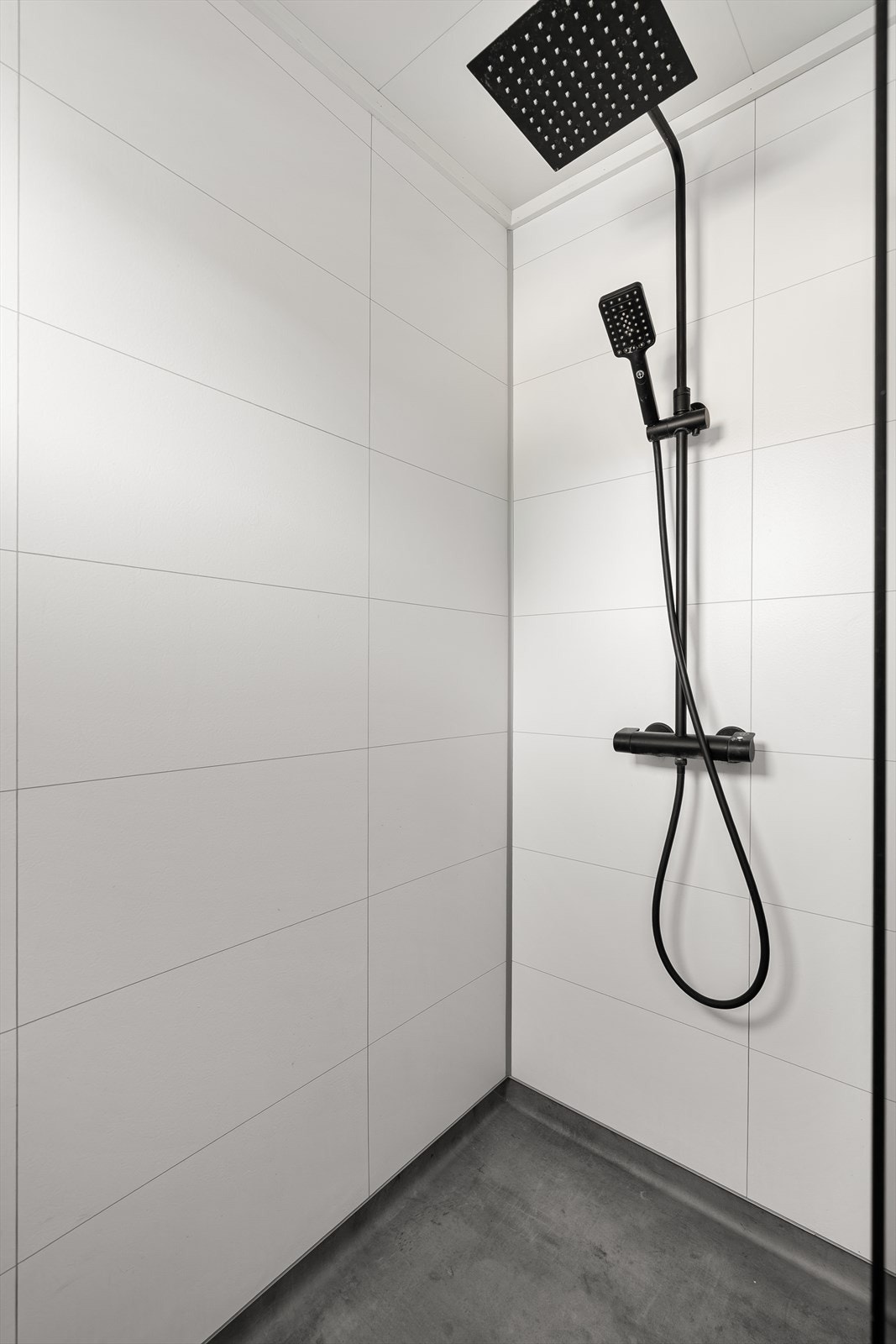 Moderne regnfallsdusj med hånddusj. Galleribilde