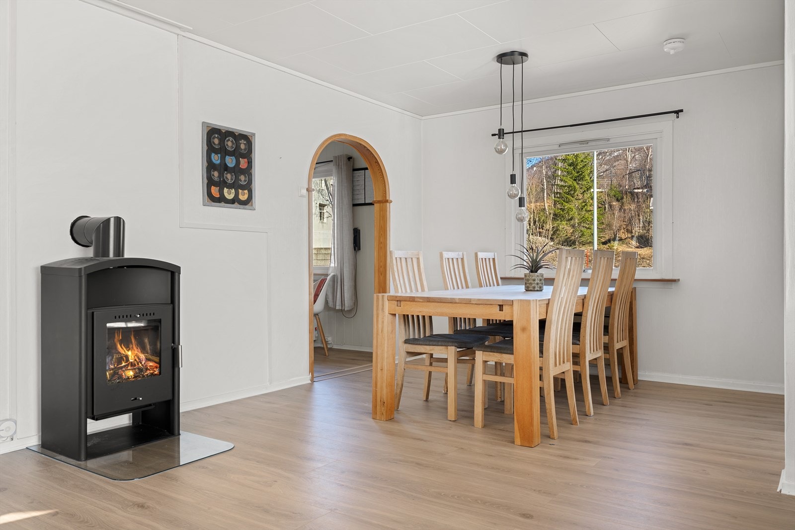 Mellom stuen og kjøkkenet er det godt med plass til spisegruppe. Galleribilde