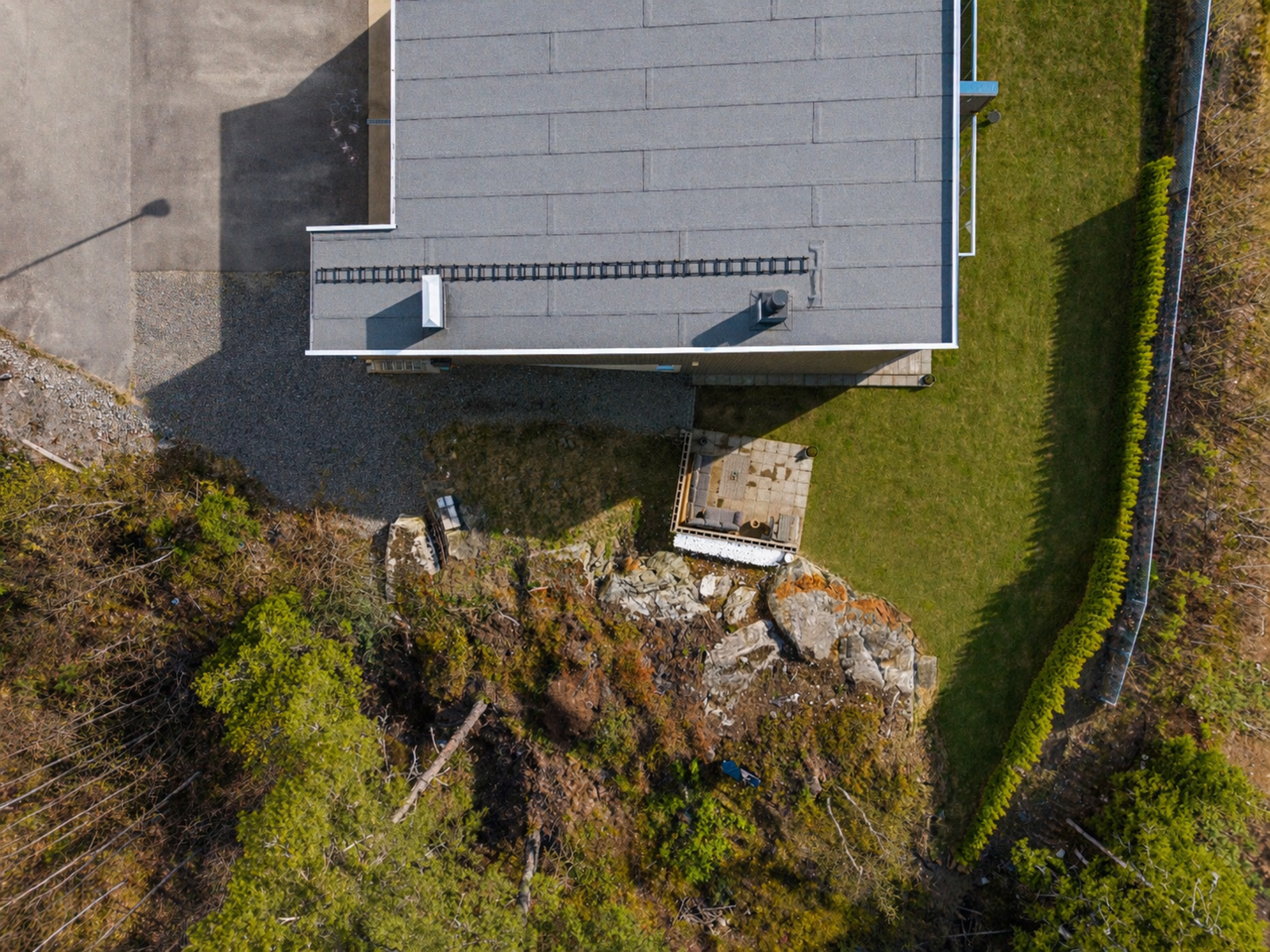 Boligen har en meget god intern beliggenhet på feltet, innerst i blindvei mot skogkanten. Galleribilde