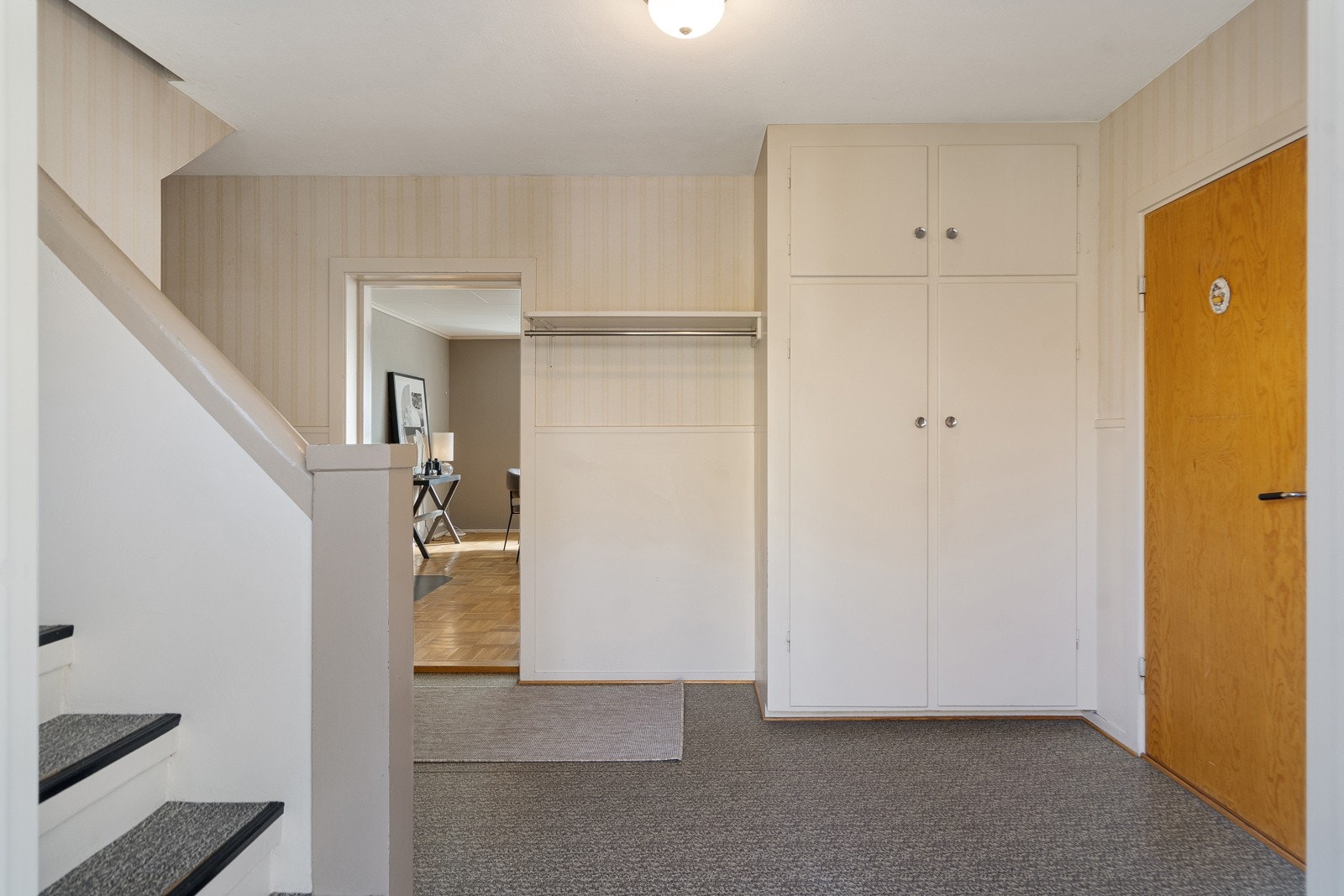Romslig hall med bad, toalett og nedgang til kjeller Galleribilde