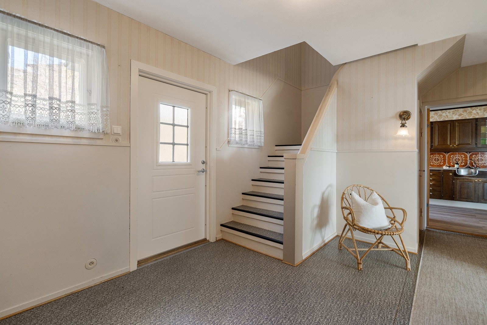 Solid trapp tar deg opp til 2. etg Galleribilde