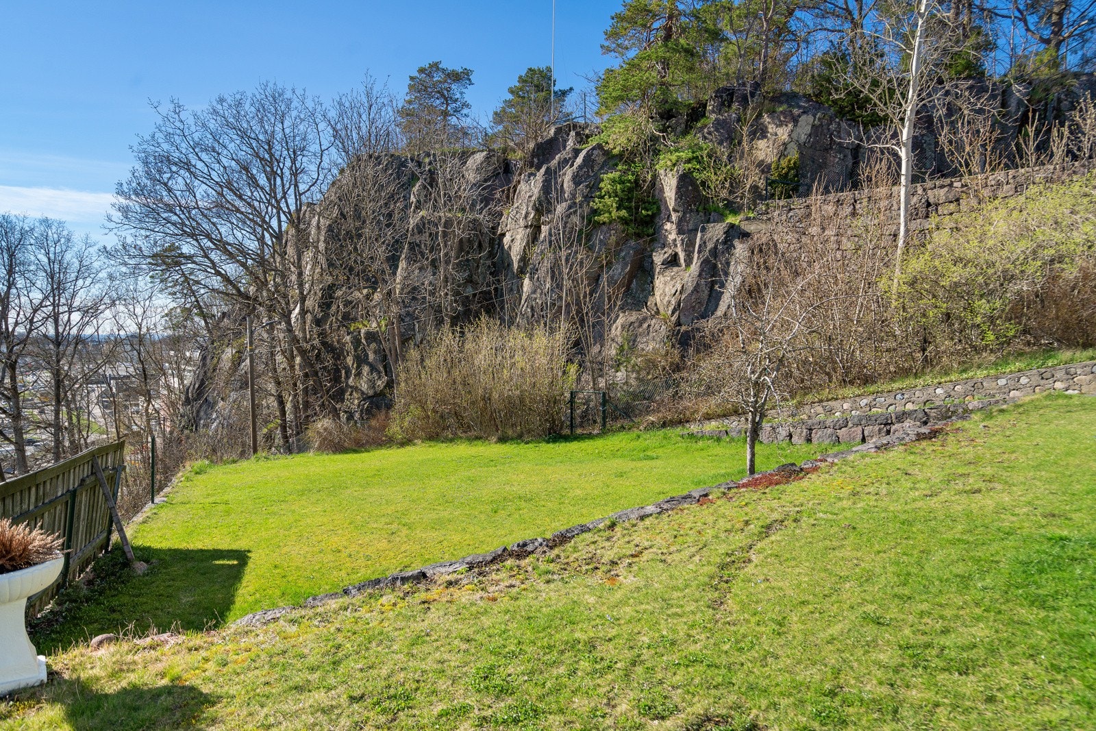 Barnevennlig og solrik hagetomt Galleribilde