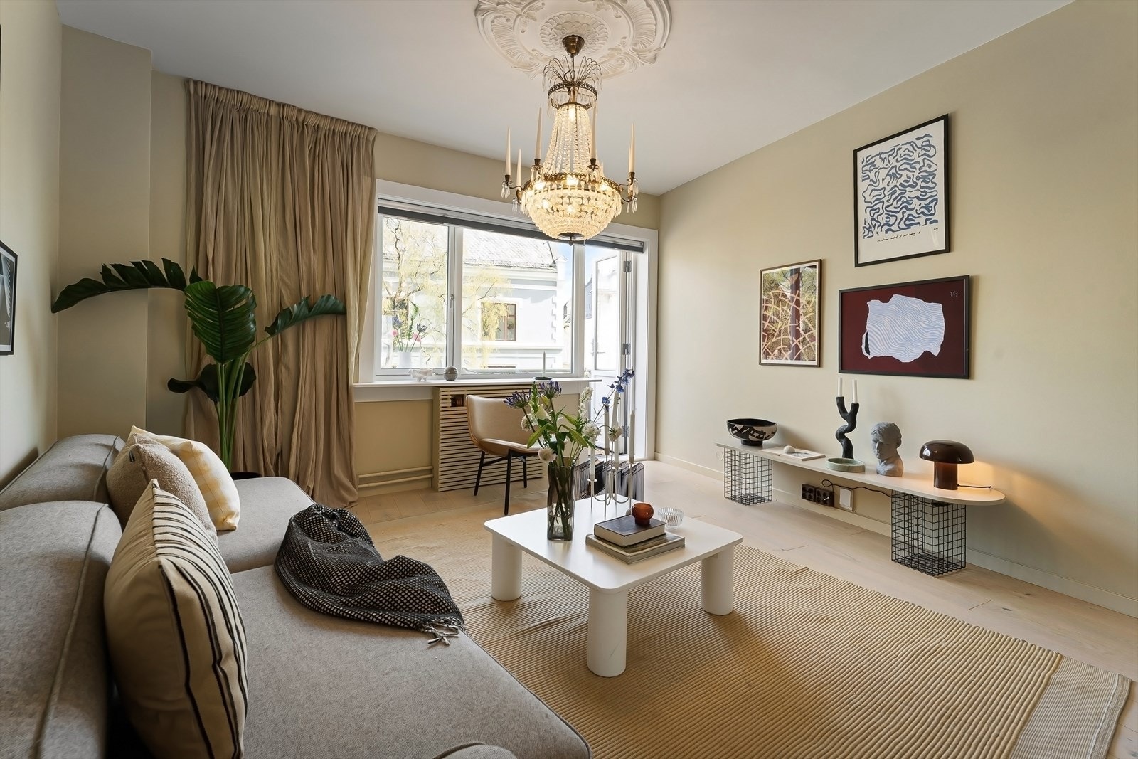 Leiligheten har god takhøyde, klassiske rosetter og rikelig med lysinnslipp fra store vinduer på to sider av boligen. Galleribilde