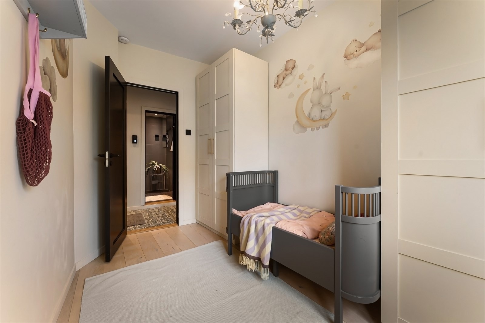 Gode oppbevaringsmuligheter med garderobeskap. Galleribilde