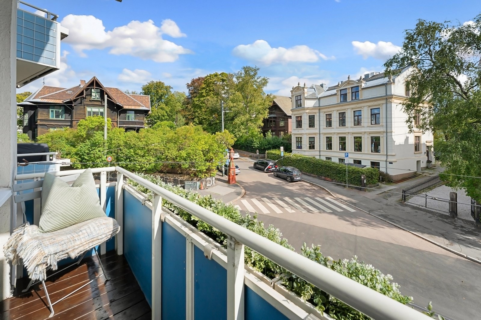 En lys og gjennomgående 3-roms med 2 balkonger og heis. Galleribilde