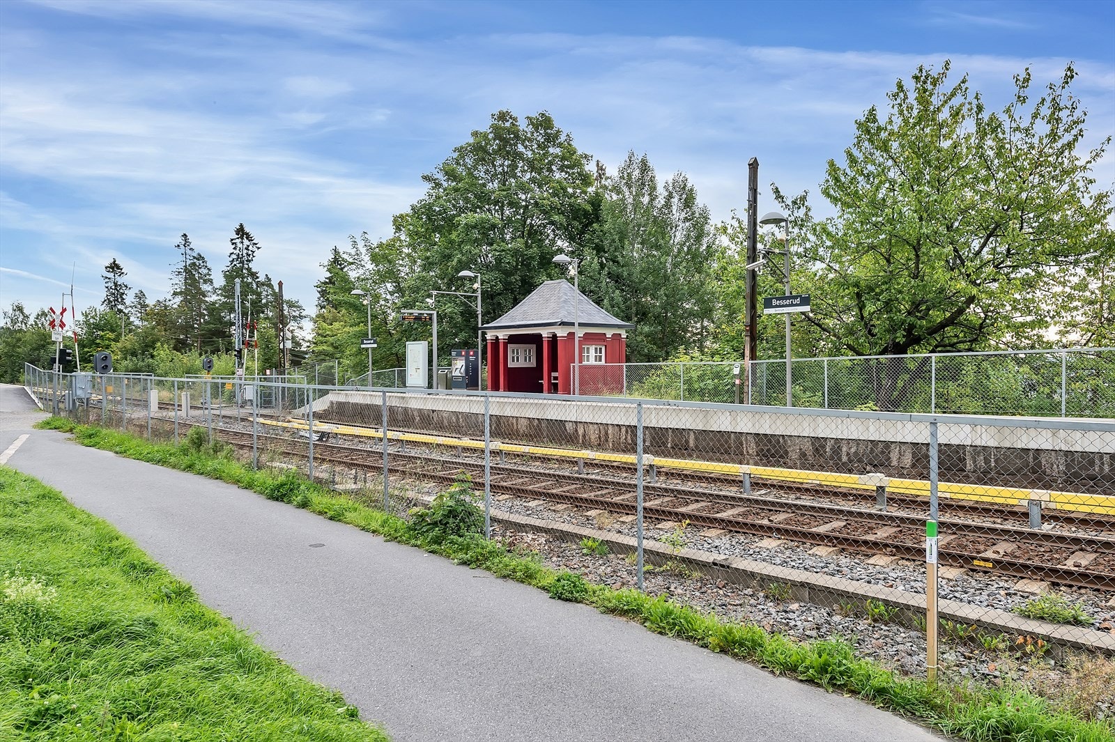 Fra Besserud T-banestasjon tar du deg enkelt videre opp mot Frognerseteren, Nordmarka og Korketrekkeren - eller ned mot Majorstuen og Oslo sentrum Galleribilde