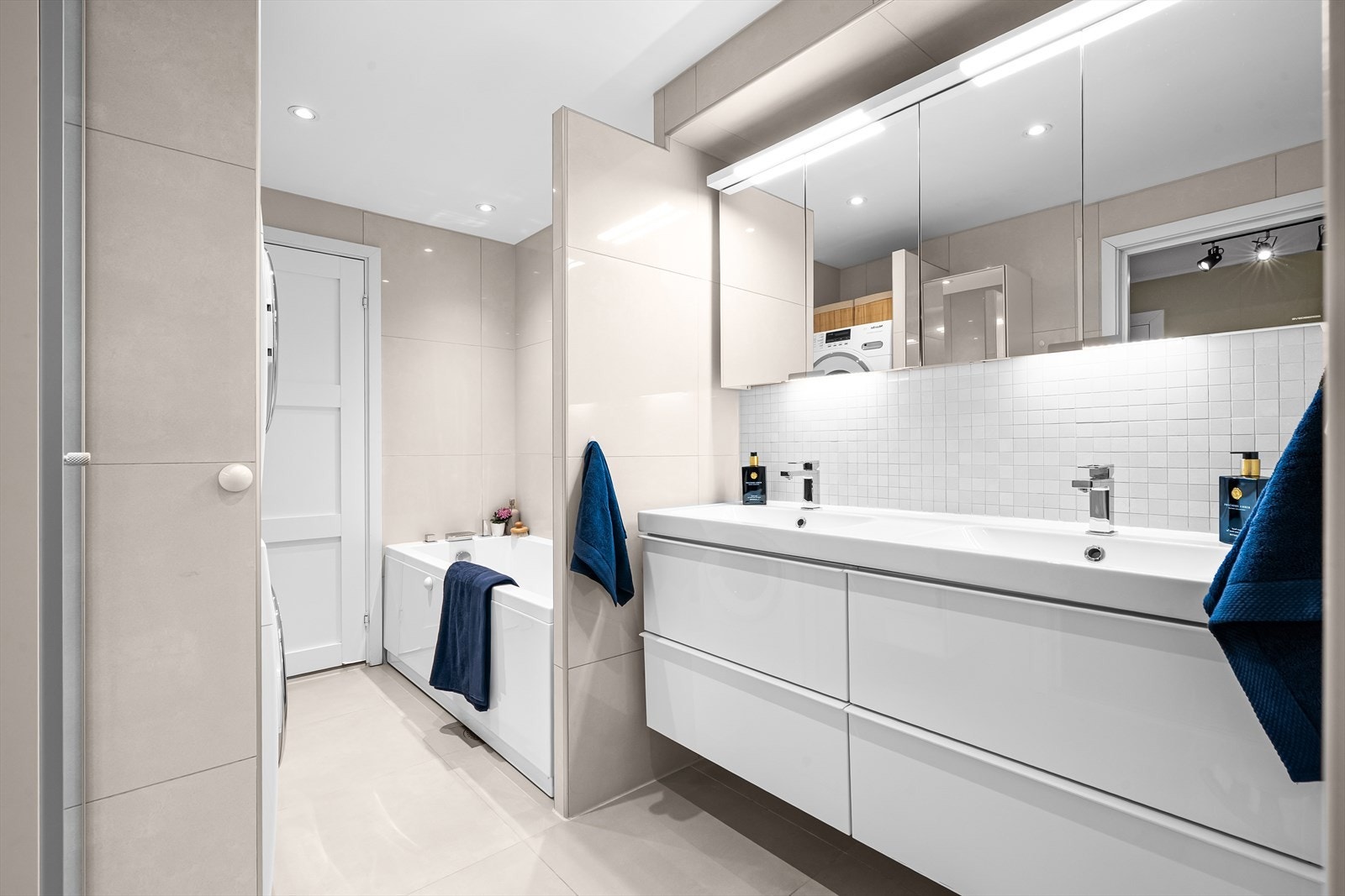 Fra hovedsoverommet er det adkomst til pent flislagt baderom fra 2014. Badet fremstår romslig og funksjonelt, med god planløsning Galleribilde