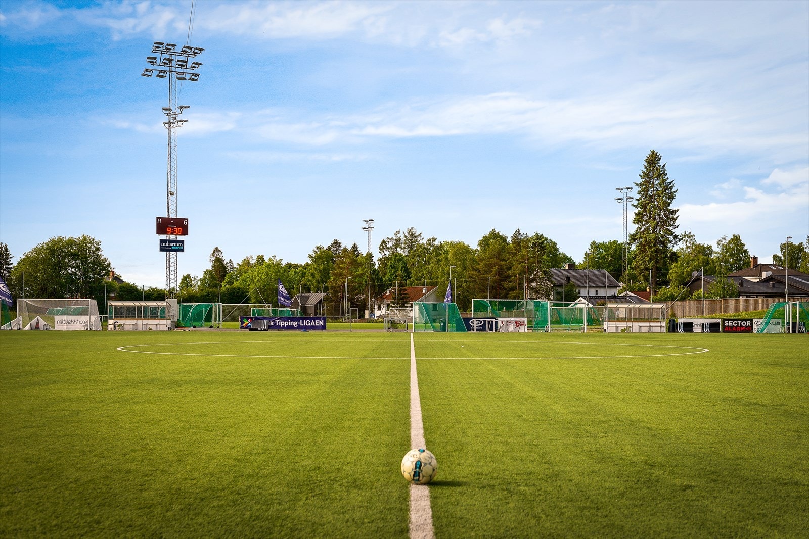 Det er kun tre minutter på sykkel ned til Gressbanen - et populært samlingspunkt for både store og små. Om vinteren skøyte- og bandybane, om sommeren full av liv med fotball og lek Galleribilde